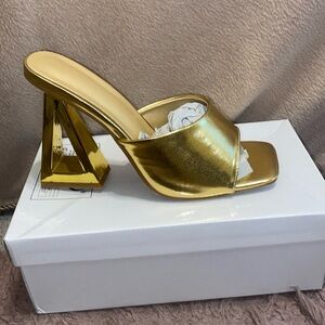 Golden women’s heels. Love them only wore once to a wedding. Great condition